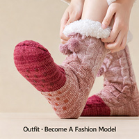 Chaussettes douillettes unisexe à hauteur mi-mollet, doublées en sherpa, en peluche, thermiques d'hiver, avec semelle antidérapante, à blocs de couleur et pompon, confortables pour l'intérieur, type pantoufle, vente en gros OEM