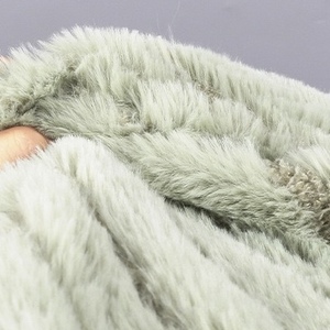<span class=keywords><strong>Couverture</strong></span> <span class=keywords><strong>chauffante</strong></span> électrique de luxe en polyester au toucher de fourrure de lapin brossée épaisse <span class=keywords><strong>couverture</strong></span> thermique électrique personnalisée douce pour <span class=keywords><strong>lit</strong></span> maison - Product Image 3