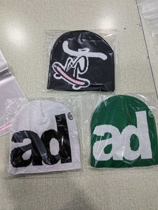 Bonnet en tricot acrylique haut de gamme multicolore personnalisé avec logo pour homme et femme – Idéal pour l'hiver et les voyages - Product Image 3