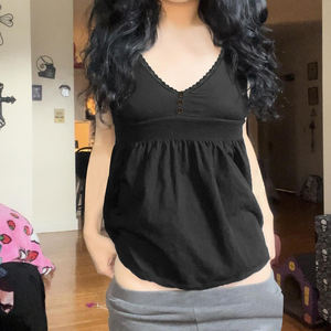 Camiseta de manga corta sexy para chica, estilo vintage, con cuello en V, abertura con botones, cintura fruncida y plisada, estilo puro y sensual. - Product Image 4