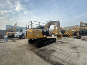 รถขุดไฮดรอลิกตีนตะขาบ CAT 320D2L มือสองคุณภาพสูง ขนาด 20 ตัน ใช้งานน้อย เหมาะสำหรับงานก่อสร้าง - Product Image 1