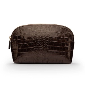 Sac cosmétique en cuir de crocodile personnalisé, forme demi-lune tendance 2026, fermeture éclair, marron, imperméable, doublure contrastante, certifié BSCI - Product Image 1