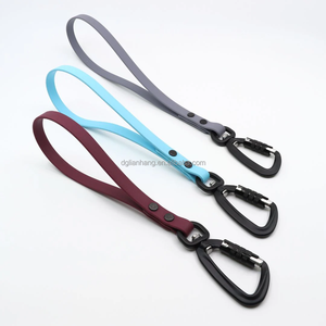 सक्रिय कुत्तों के प्रबंधन के लिए और उन्हें व्यस्त क्षेत्रों में बंद रखने के लिए पीवीसी ट्रैफिक हैंडल के साथ नायलॉन कारबिनर - Product Image 2