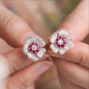 Orecchini a perno con fiore francese di nicchia per donna, eleganti e scintillanti, gioielli floreali di tendenza per l'uso quotidiano e per feste - Product Image 2