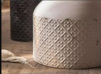Table basse d'appoint sculptée Innova Home, style antique rustique, avec plateau en bois et base en métal, idéale pour l'aménagement extérieur et la réduction de la consommation d'espace dans le salon.