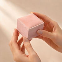 Boîte cadeau pour bijoux, anneaux et boucles d'oreilles, avec logo personnalisé, aspect daim rose, couvercle rabattable, avec insert de présentation blanc