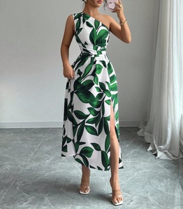 Robe longue fendue asymétrique sans manches à taille cintrée pour <span class=keywords><strong>femme</strong></span>, imprimé feuilles, amincissante, idéale pour les vacances - Product Image 3