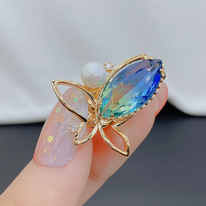 Broche Papillon Automne Hiver en Alliage Entièrement Sertie de Diamants, Luxe Féminin pour Mariage, Fête, Fiançailles, Corsage Plaqué Or - Product Image 1