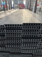 Planches de terrasse en composite bois-plastique (WPC) résistantes aux intempéries, à faible entretien, anti-termites pour villa, patio et allée.