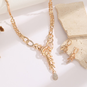 Conjunto de Collar y Pendientes de Lujo Ligero Europeo y Americano con Diseño de Espiga Dorada, Accesorios de Moda Versátiles para Vestido de Novia con Pedrería - Product Image 2