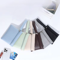 Pochette populaire pour femme en cuir PU à texture tissée, avec fermeture éclair, pour maquillage et mini porte-monnaie, idéale pour les voyages quotidiens