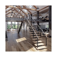 Escalier droit résidentiel moderne pour accès au loft, avec marches larges antidérapantes