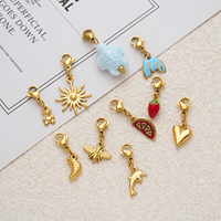 Une tortue, le soleil, un cœur, du pain, un petit ours, des fraises, une queue de poisson, des oranges, des dauphins et des pendentifs en forme d'abeille comme accessoires.