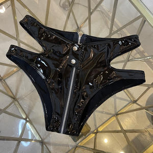 Abito da donna <span class=keywords><strong>in</strong></span> lattice nero <span class=keywords><strong>in</strong></span> <span class=keywords><strong>pelle</strong></span> verniciata Shorts <span class=keywords><strong>in</strong></span> PVC Party Club Club Sexy a vita bassa con cerniera su <span class=keywords><strong>pantaloncini</strong></span> di Lingerie ritagliati - Product Image 6