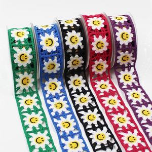 Toptan yüksek kalite 50mm geniş Polyester tığ nakış gülen yüz dantel papatya bandı giysi ev tekstili için düzeltir - Product Image 1