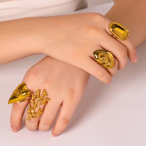 Anillo de Concha Cuadrado Geométrico Extragrande de Acero Inoxidable con Acabado Brillante y Oro de 18K, Personalizado y Moderno, para Mujer - Product Image 4