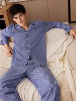 Ensemble de pyjama deux pièces décontracté et ample pour homme en tissu tissé bleu à rayures verticales, idéal pour toutes les saisons