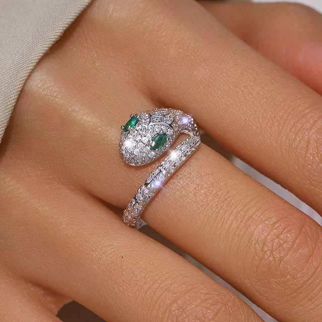 Luxury Snake Shaped Open Ring Adjustable Ring With Green Crystal Eyes Statement Jewelry for Women Daily and Party Anillo Abierto