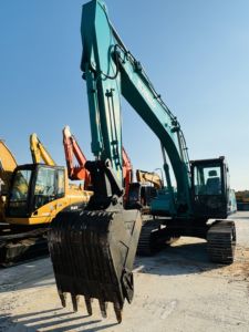Excavadora de orugas de tamaño mediano usado Kobelco SK200 y SK210 capacidad de 20 toneladas con bomba de caja de cambios de motor Hino - Product Image 2