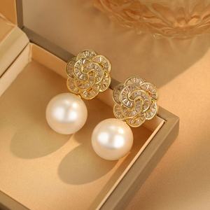 Boucles d'oreilles clous personnalisées en cuivre doré avec grosses perles, design floral géométrique simple et élégant, cadeau parfait, très prisées - Product Image 5