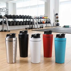Bouteille shaker à protéines en acier inoxydable 700 ml avec logo personnalisé, échelle de mesure, isolation sous vide, pour la salle de sport et les sports, avec marqueurs de temps - Product Image 1