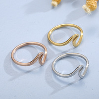 Mode Minimaliste 18K PVD Plaqué Or Étanche Hypoallergénique Anneau Élégant En Acier Inoxydable Bijoux Mer Vague Géométrique Anneau