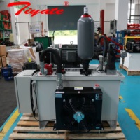 Unité de pompage auxiliaire pour centre d'usinage avec accumulateur pour un fonctionnement fluide du cycle de machine, alimentation hydraulique