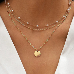 Collana con Catena di Perle Finte per Donne, Stile Semplice a Strati con Ciondolo a Disco Rotondo - Product Image 1