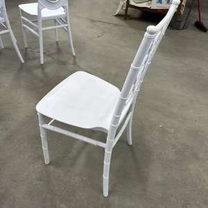 เก้าอี้พลาสติกสำหรับงานแต่งงานสีขาวแบบไม่มีที่วางแขนด้านหลังเป็นรูปดอกไม้ทำจากอะคริลิควางซ้อนกันได้เก้าอี้ทานอาหารสไตล์หรูหรา - Product Image 6