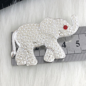 Broche de Perlas y Elefantes con Pedrería Plateada de la Hermandad Griega Delta para Mujer, Joyería para Divas de Hermandades - Product Image 5