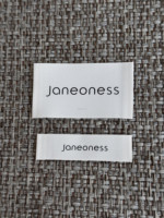 Étiquettes de vêtements en polyester mat imprimées sur mesure avec logo noir et bande en tissu beige pour vêtements de marque, étiquettes à coudre