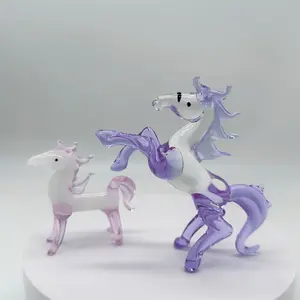 2024 Novo design de escultura de animal de cristal de desenho animado estatueta de cavalo correndo