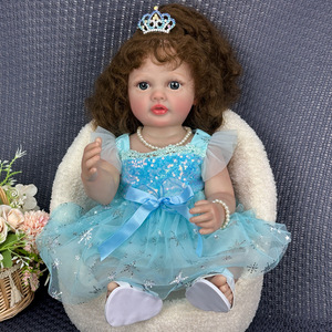 Une poupée en réincarnation avec une jupe et de longs cheveux, une simulation exquise d'une petite fille accompagnant la poupée. - Product Image 3