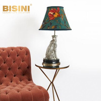 Lampe de table moderne et luxueuse pour salon, avec abat-jour décoratif exquis et support motif guépard haut de gamme