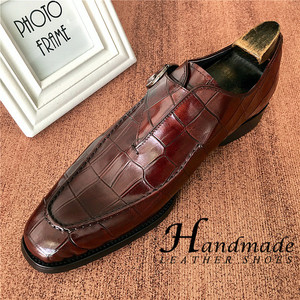 Chaussures de mariage pour marié en cuir véritable de style européen, motif crocodile, rouge bordeaux, avec fermoirs rétro et cuir artisanal - Product Image 3