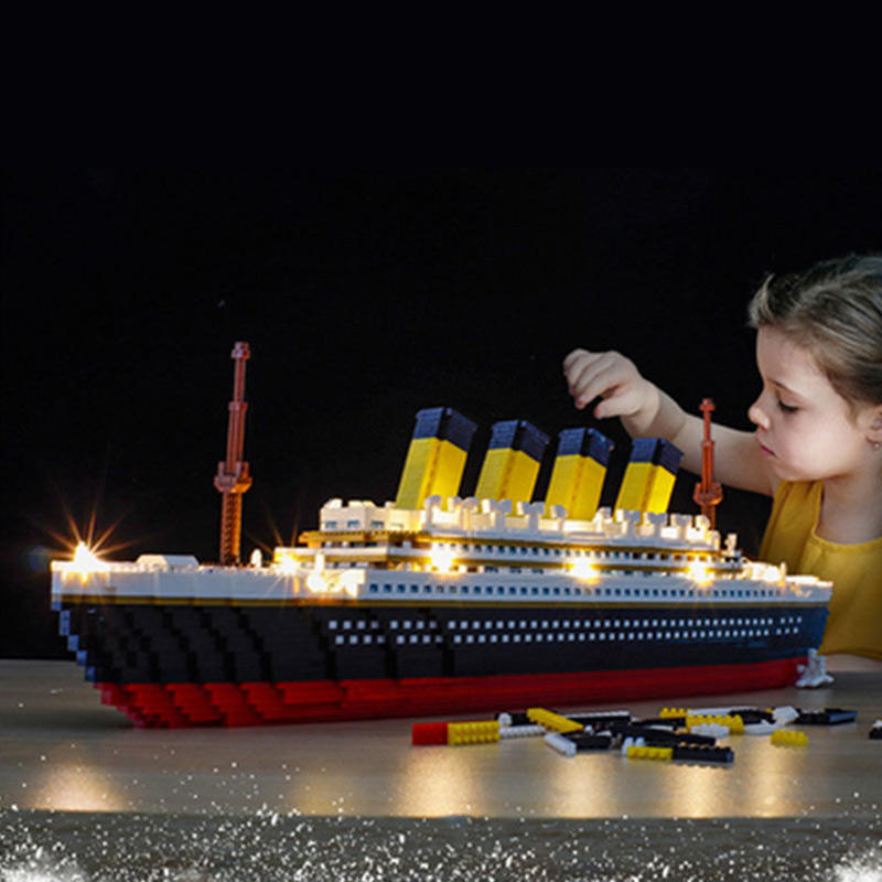 Lego Masters Titanic Build-It Deluxe Titanic 878 Piece Building