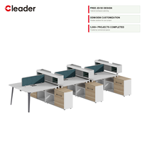 Banc de bureau moderne pour 2 personnes, plateau blanc à bords arrondis, pieds inclinés gris foncé, écran acoustique en tissu, vente en gros