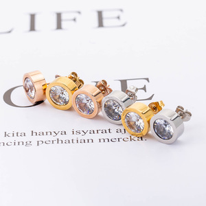 ต่างหูแบบติดหูทรงกลมประดับเพชรซิร์คอนทรงกลม ชุบทอง 18K ทำจากไทเทเนียมสตีล เครื่องประดับแฟชั่นสำหรับผู้หญิง - Product Image 4