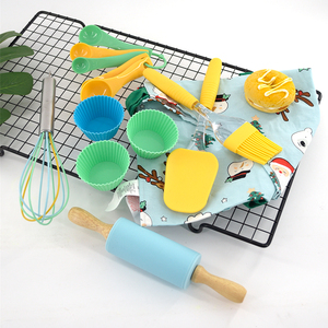 Kit da Forno Ecologico per Bambini con Oltre 12 Pezzi, Grembiule, Mattarello, Spatola in Silicone, Pennello, Frusta, Stampi per Torte per Natale - Product Image 6