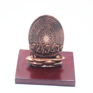 उच्च गुणवत्ता सजावट कस्टम धातु ट्रॉफी लकड़ी धातु ट्राफियां के साथ चीन में किए गए - Product Image 2