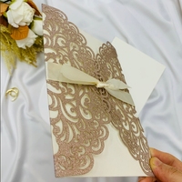 Cartes d'invitation de mariage en papier découpées au laser sur le thème de l'amour avec paillettes roses