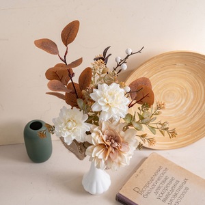 Arreglo Floral Artificial CallaFloral, Ramo de Dalias y Eucalipto, Tela Plástica Tejida, Decoración para el Hogar, Accesorios para Bodas CF02010 - Product Image 1