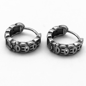 Yunnique – boucles d'oreilles Huggie en acier titane, design géométrique, bijoux unisexes à la mode, clous d'oreilles en acier inoxydable 316 pour hommes et femmes - Product Image 2