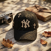 Casquette Snapback Noire Texture Dentelle Gothique avec Strass en Cristal, Badge Métallique NY et Patch Croix en Strass – Style Streetwear