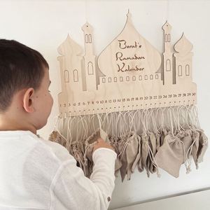 Suministro de fábrica: Calendario de cuenta regresiva de madera con diseño de castillo para Eid y Ramadán, con bolsa de lino, artesanía decorativa para el hogar y pared - Product Image 2