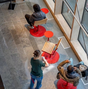 Sedia Girevole Semplice <span class=keywords><strong>da</strong></span> Esterno STG, Sedia Commerciale in Metallo Monoblocco con Tavolino Laterale per Cortili, Caffè, Lounge Bar e Hotel - Product Image 4