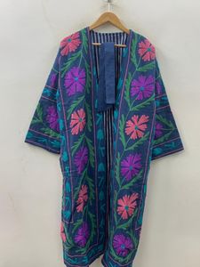 Abrigo largo de invierno de terciopelo y algodón con estampado animal arcoíris, hecho a mano, estilo suzani, extragrande, ecológico, transpirable, artesanal. - Product Image 1