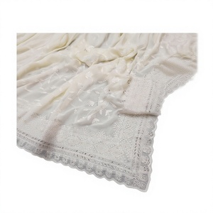 ชุดส่าหรีสีขาวลายชินการีของดีไซเนอร์ชาวอินเดีย ลาคานาวี พร้อมเสื้อคลุมสวยหรูทันสมัย เหมาะสำหรับงานดีวาลี งานแต่งงาน และงานพิธีแบบดั้งเดิม - Product Image 3