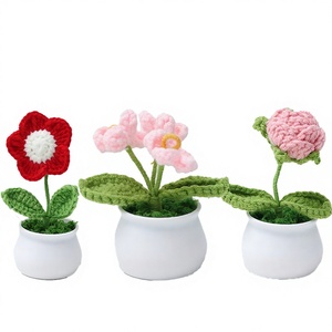 Bouquet di Rose Mini Carine all'Ingrosso, Decorazione da Scrivania per il Supporto Emotivo, Giocattolo Fatto a Mano all'Uncinetto in Vaso per Casa e Ufficio - Product Image 1