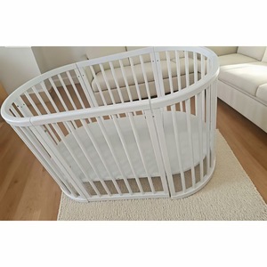 Cuna Moderna de Madera de Pino con Diseño Ovalado para Dormitorio Infantil - Product Image 3